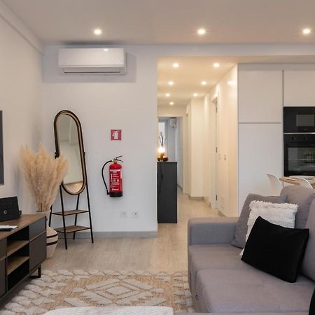 Stylish Apartment W/ River View By Lovelystay オエイラス エクステリア 写真
