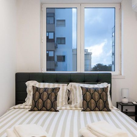 Stylish Apartment W/ River View By Lovelystay オエイラス エクステリア 写真