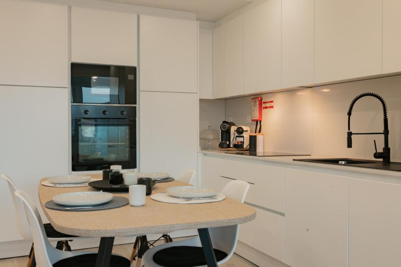 Stylish Apartment W/ River View By Lovelystay オエイラス エクステリア 写真