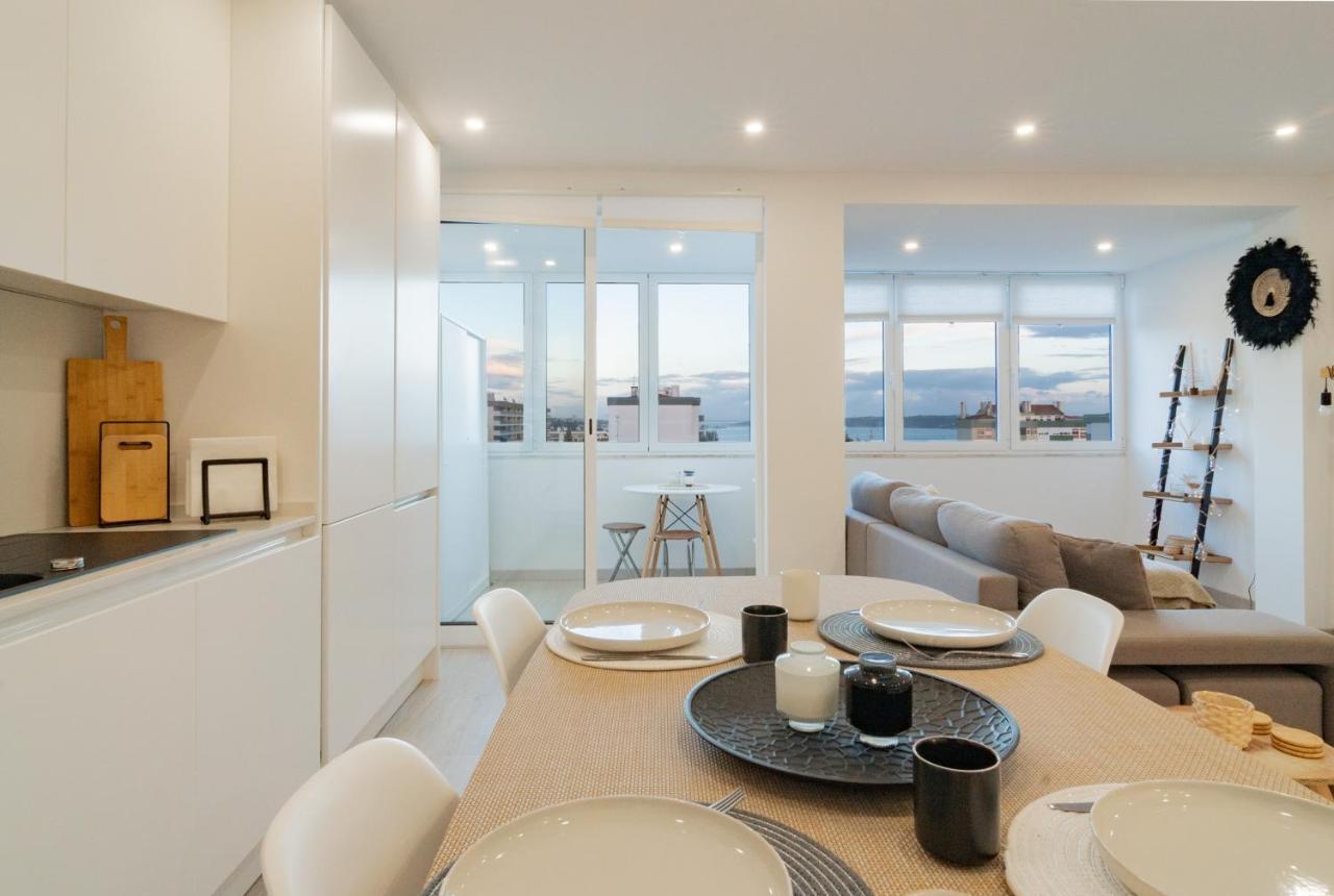 Stylish Apartment W/ River View By Lovelystay オエイラス エクステリア 写真