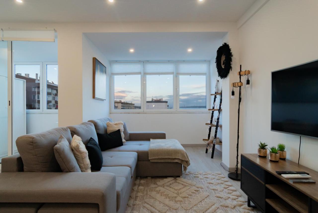 Stylish Apartment W/ River View By Lovelystay オエイラス エクステリア 写真