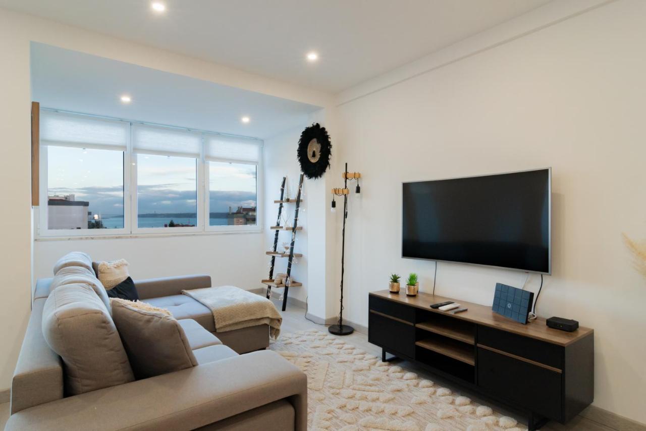 Stylish Apartment W/ River View By Lovelystay オエイラス エクステリア 写真