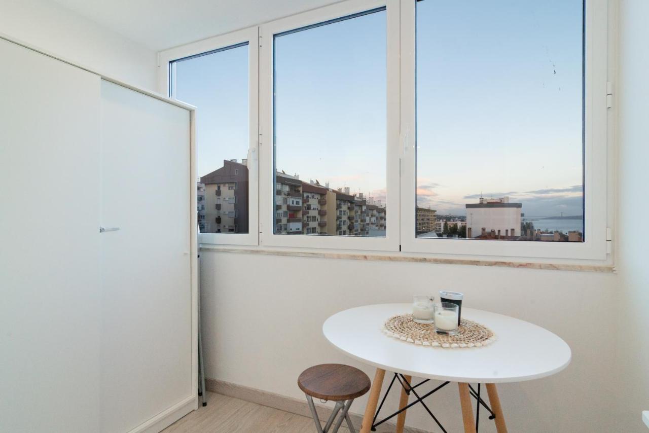 Stylish Apartment W/ River View By Lovelystay オエイラス エクステリア 写真