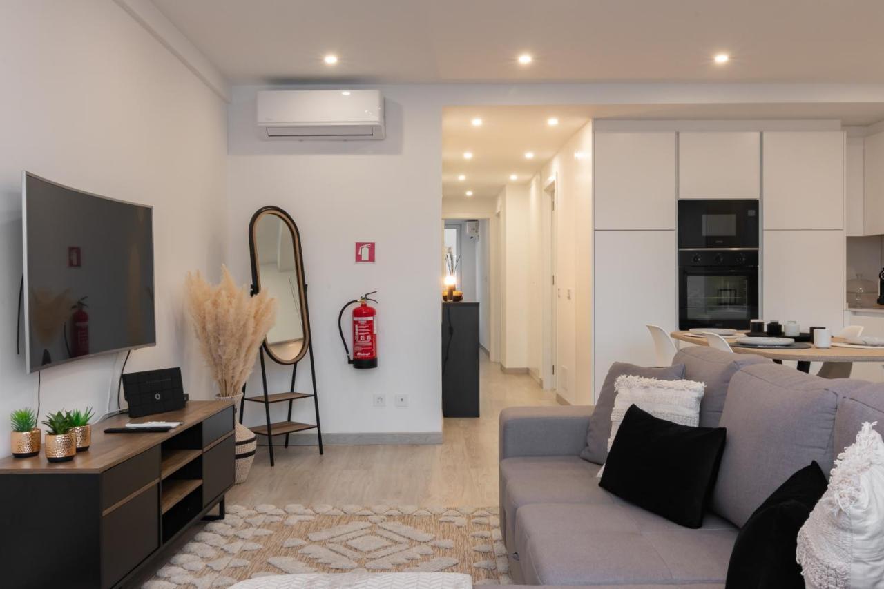 Stylish Apartment W/ River View By Lovelystay オエイラス エクステリア 写真