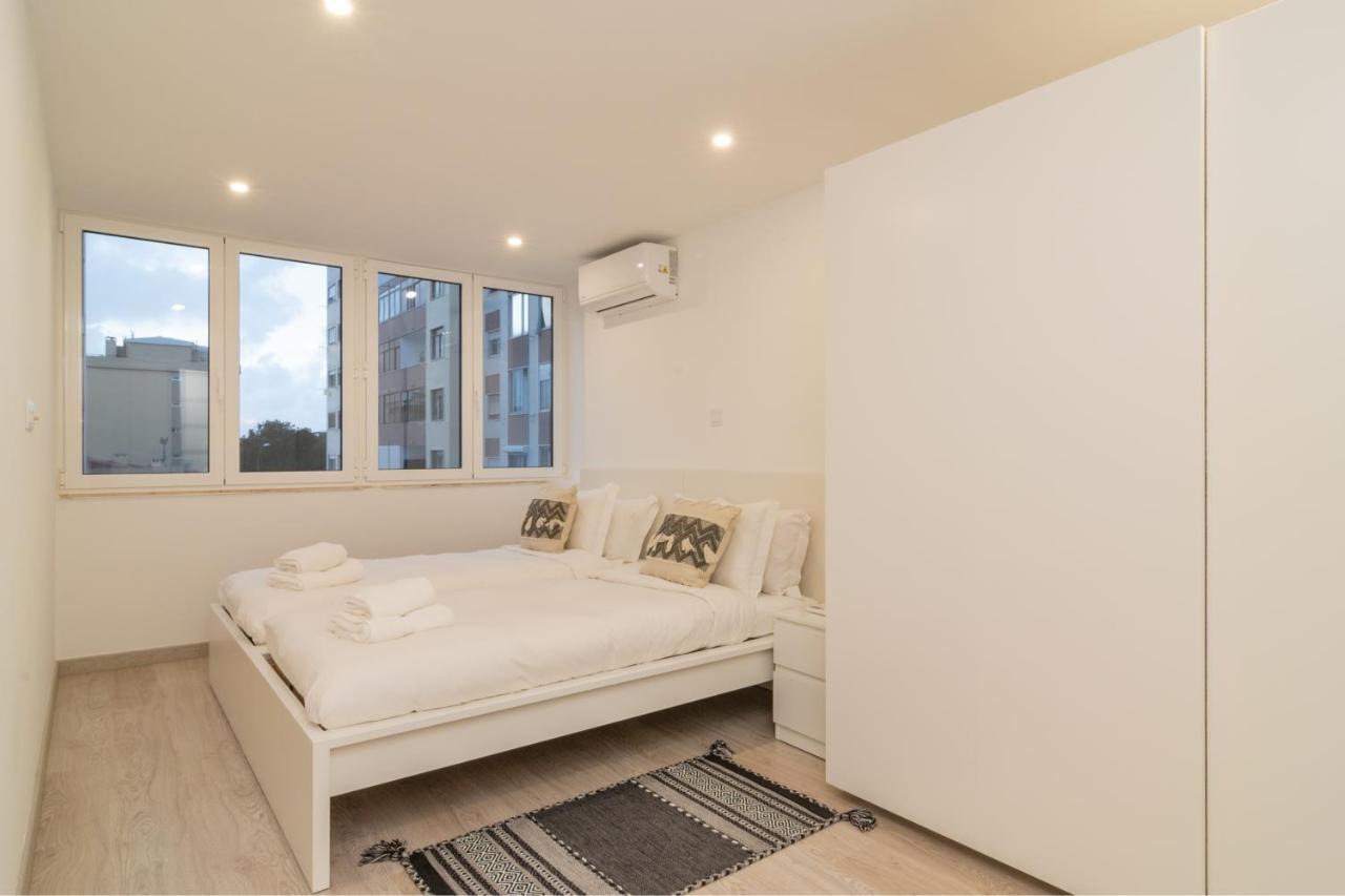 Stylish Apartment W/ River View By Lovelystay オエイラス エクステリア 写真