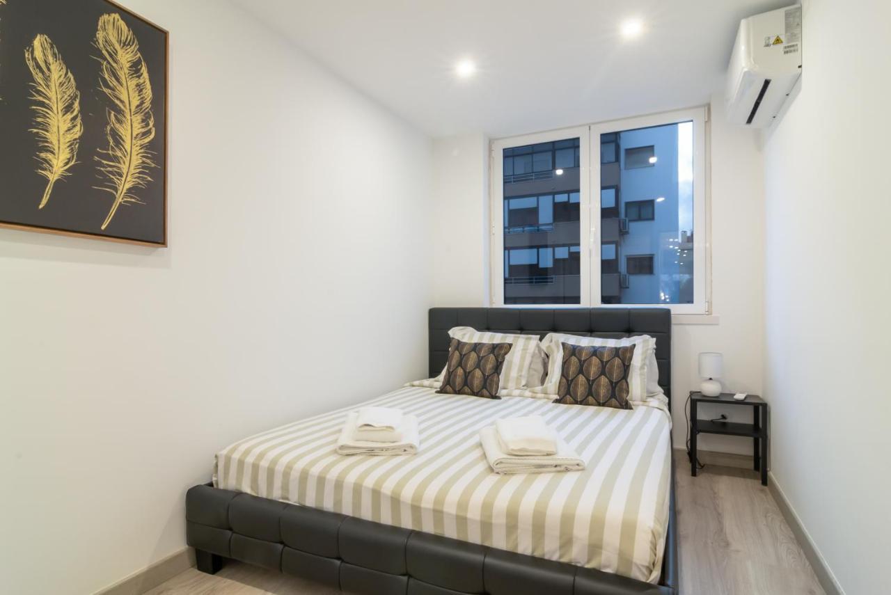 Stylish Apartment W/ River View By Lovelystay オエイラス エクステリア 写真