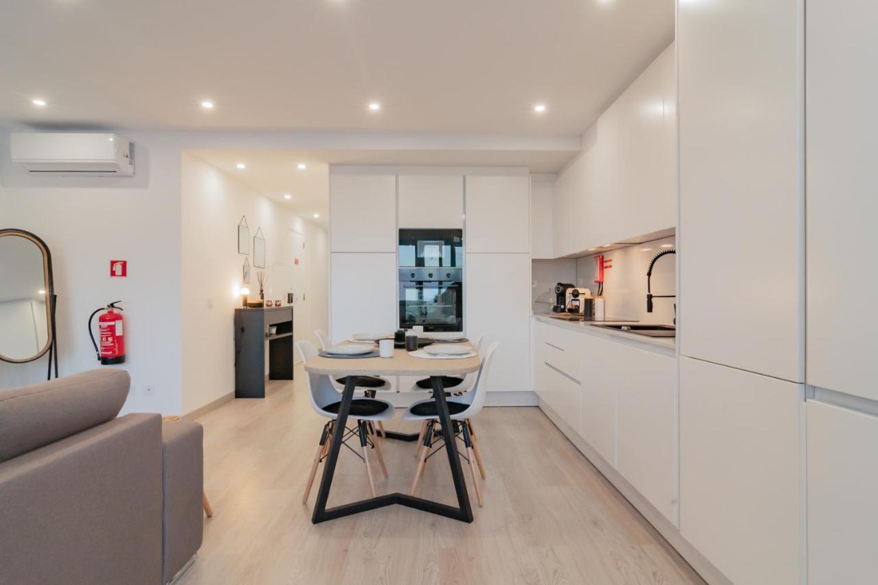 Stylish Apartment W/ River View By Lovelystay オエイラス エクステリア 写真