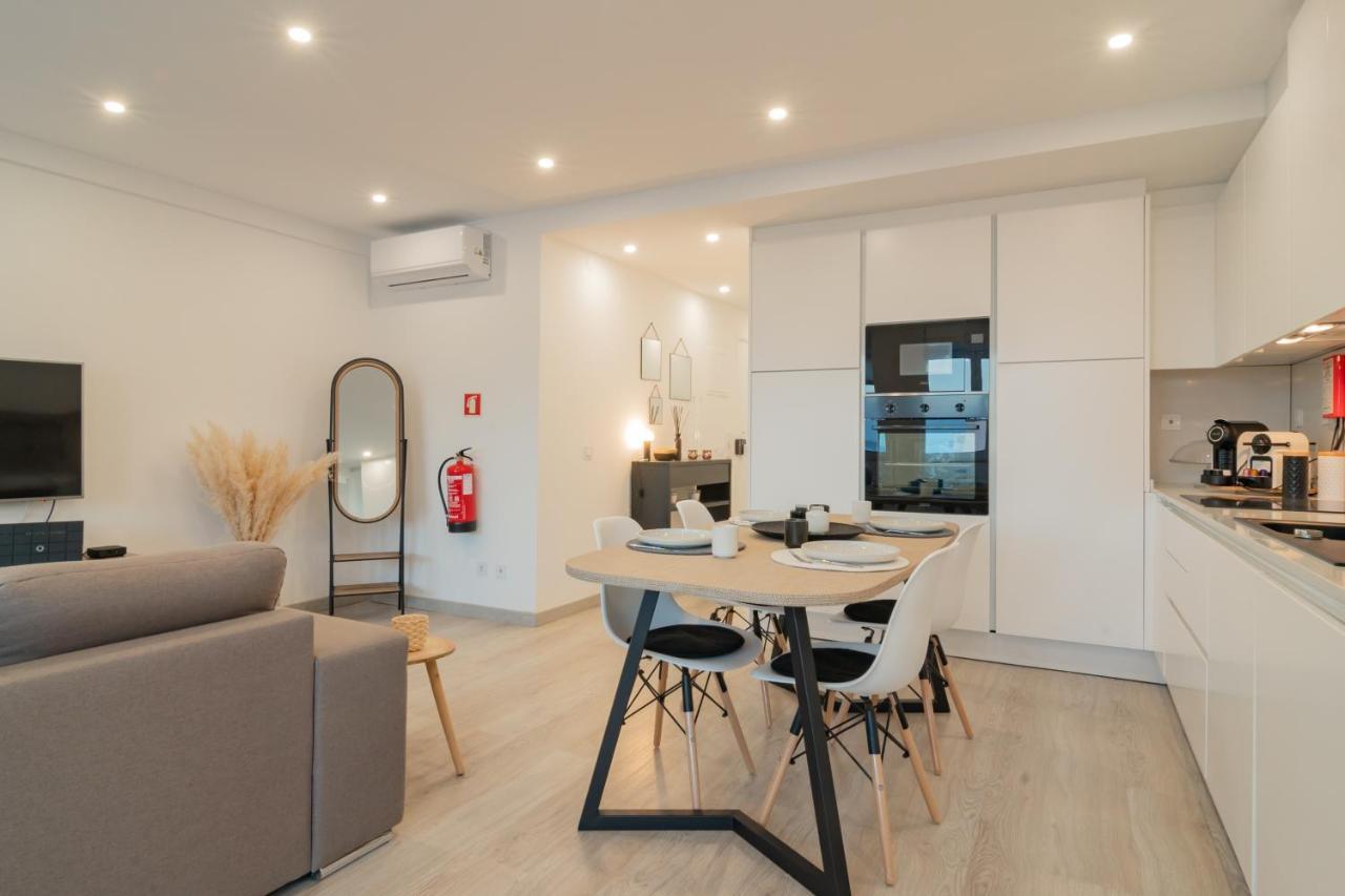 Stylish Apartment W/ River View By Lovelystay オエイラス エクステリア 写真
