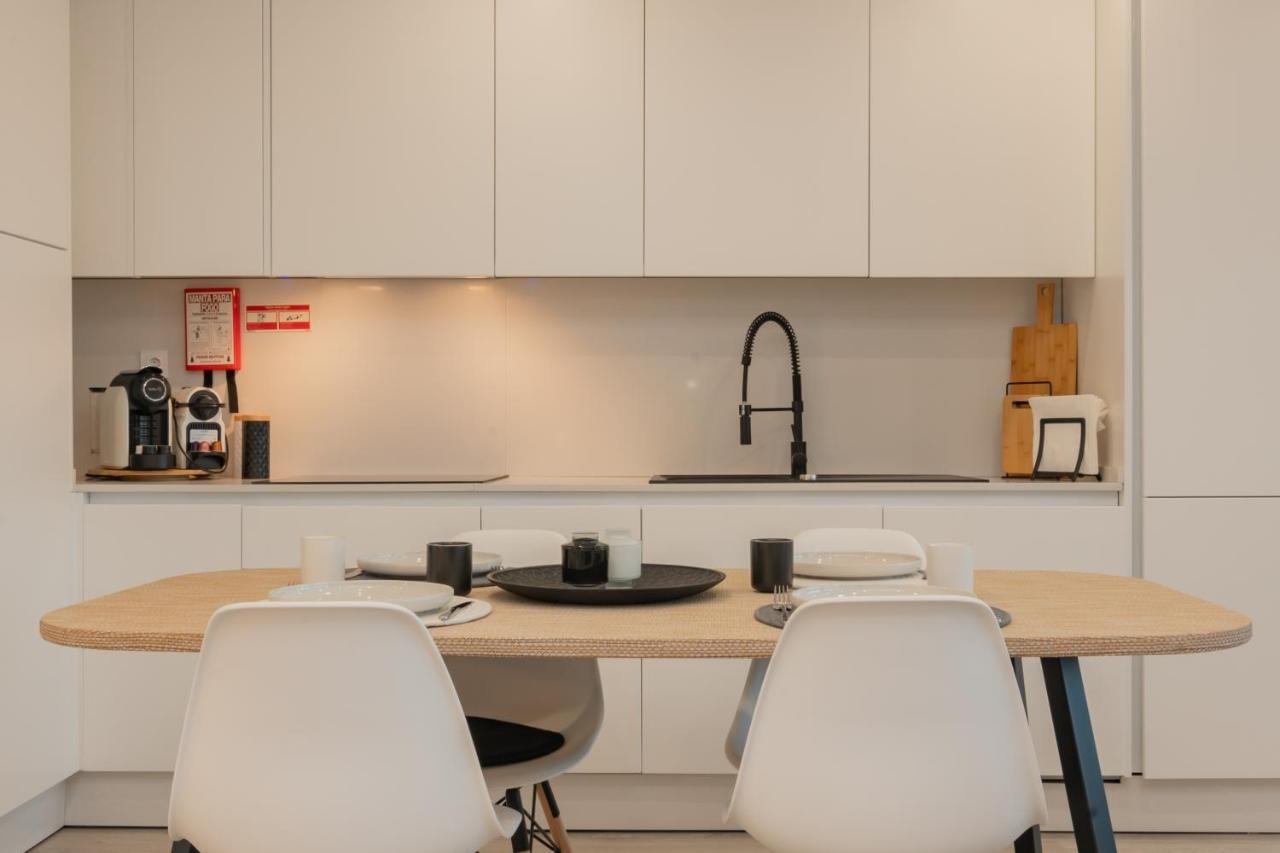 Stylish Apartment W/ River View By Lovelystay オエイラス エクステリア 写真