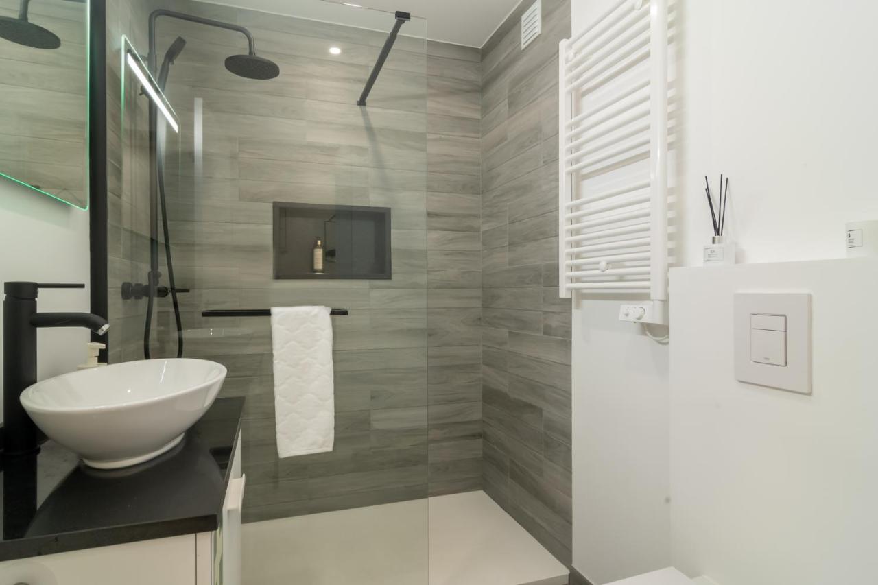 Stylish Apartment W/ River View By Lovelystay オエイラス エクステリア 写真