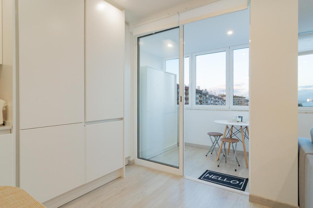 Stylish Apartment W/ River View By Lovelystay オエイラス エクステリア 写真