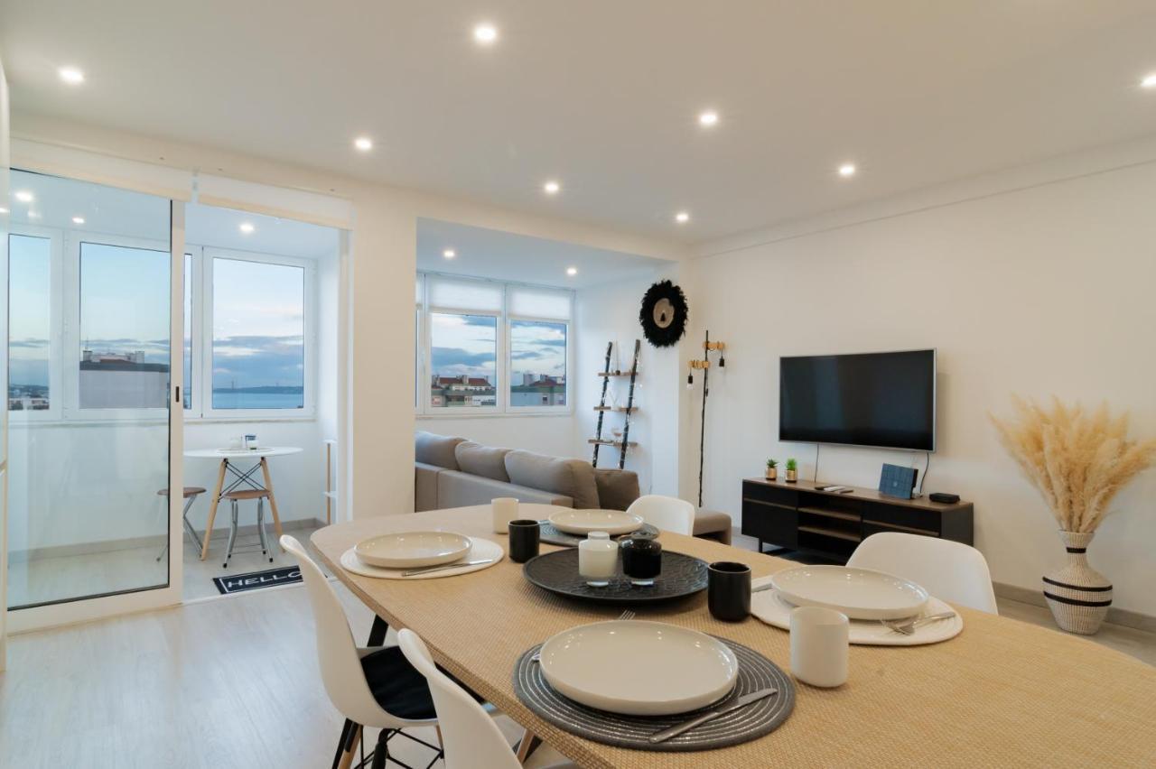 Stylish Apartment W/ River View By Lovelystay オエイラス エクステリア 写真
