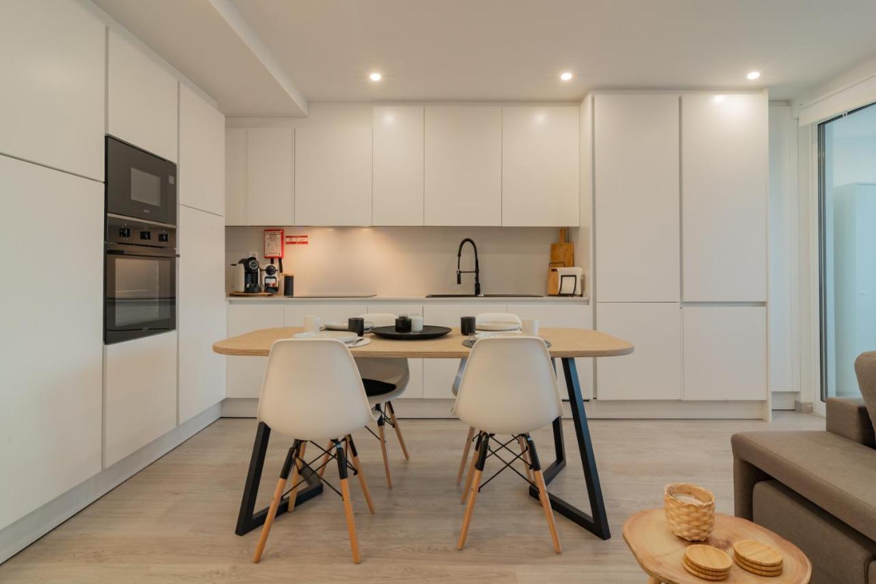 Stylish Apartment W/ River View By Lovelystay オエイラス エクステリア 写真