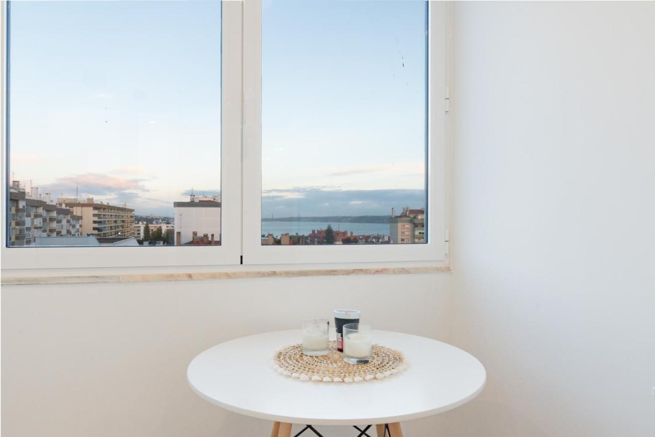 Stylish Apartment W/ River View By Lovelystay オエイラス エクステリア 写真